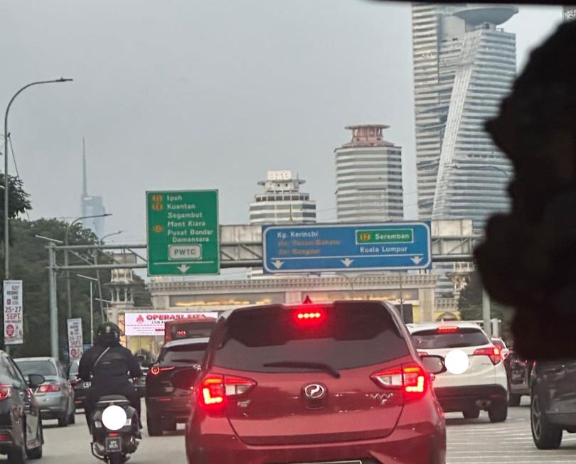Traffic congestion leaving Petaling Jaya on Federal Highway